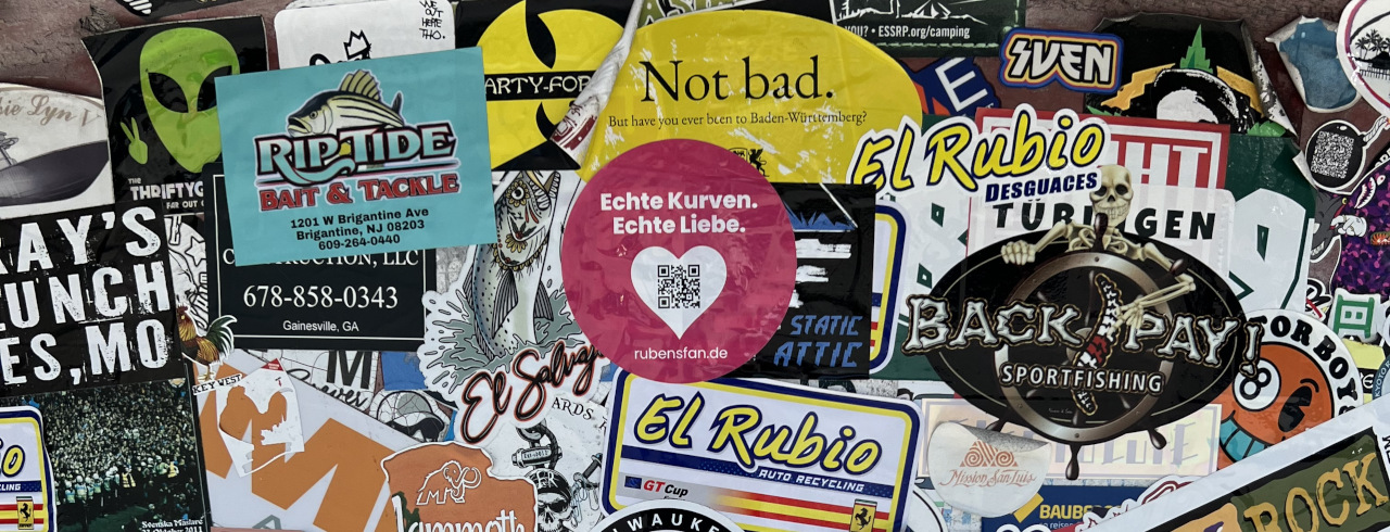 Ein rubensfan Aufkleber unter anderen Aufklebern